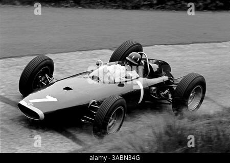 Graham Hill (GBR) BRM P57 ha subito un guasto al cambio al terzo giro...Gran Premio di Germania, Nurburgring, 4 agosto 1963. (Immagine di credito: ©Sutton Motorsports/ZUMA Press) Foto Stock