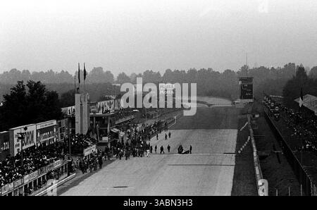 Graham Hill (GBR) soffre di un guasto alla frizione sulla sua BRM P261 ed è rimasto bloccato in griglia per la seconda gara consecutiva...Gran Premio d'Italia, Monza, 6 settembre 1964. (Immagine di credito: ©Sutton Motorsports/ZUMA Press) Foto Stock