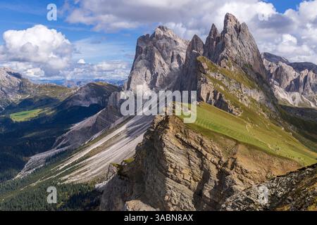 Vista dalle Dolomiti nuvole montagne illuminate dal sole in bianco e nero Foto Stock