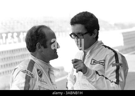 Denny Hulme (NZL) parla con il nuovo compagno di squadra della McLaren Andrea de Adamich (ITA) che stava guidando la M7D motorizzata Alfa...GP spagnolo, Jarama, 19 aprile 1970. (Immagine di credito: ©Sutton Motorsports/ZUMA Press) Foto Stock