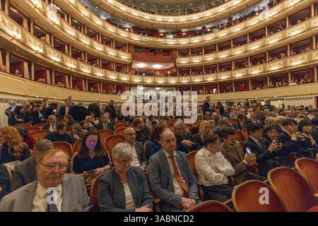Pubblico, Teatro dell'Opera di Vienna, Vienna, Austria Foto Stock