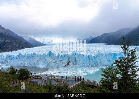 Santa Cruz, Argentina - 5 febbraio 2023: Turisti che osservano il ghiacciaio sulle passerelle del Ghiacciaio Perito Moreno del Parco Nazionale Los Glaciares Foto Stock