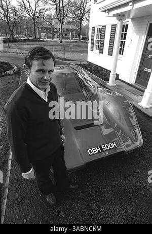Bruce McLaren (NZL) con l'auto stradale McLaren M6GT fuori casa sua a Surrey, Inghilterra, all'inizio del 1970 (Credit Image: ©Sutton Motorsports/ZUMA Press) Foto Stock