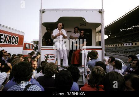 Da L a R): Graham Hill (GBR) proprietario del team Hill, in qualità di rappresentante GPDA, spiega dal retro del camper McLaren il venerdì dell'incontro, la decisione dei piloti di colpire per le cattive condizioni della barriera di sicurezza che costeggia il circuito stradale. Niki Lauda (AUT) Ferrari si è schiantata al giro di apertura della gara e Emerson Fittipaldi (BRA) McLaren ha rifiutato di prendere parte all'incontro e si è diretto a casa. ..Gran Premio di Spagna, Montjuich Park, Barcellona, 27 aprile 1975...migliore IMMAGINE. (Immagine di credito: ©Sutton Motorsports/ZUMA Press) Foto Stock