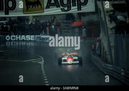 Niki Lauda (AUT) McLaren MP4/2 si è schiantata nelle terribili condizioni mentre l'arduo Ayrton Senna (BRA) Toleman TG184 ha quasi vinto la gara accorciata, ma alla fine ha dovuto accontentarsi di un podio debuttando al secondo posto. ..Gran Premio di Monaco, Monte Carlo, 3 giugno 1984. (Immagine di credito: ©Sutton Motorsports/ZUMA Press) Foto Stock