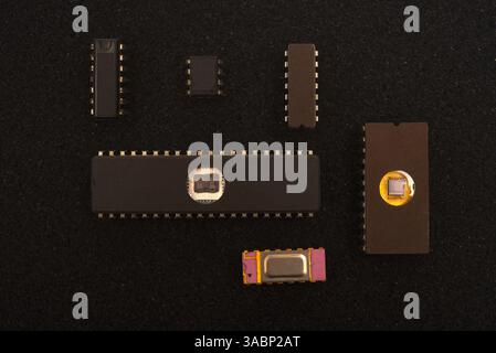 Diversi microchip su schiuma nera. Vecchi circuiti integrati per l'elettronica radio. Foto Stock