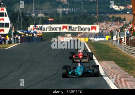 Ivan capelli (ITA) guidò una gara d'assalto per finire secondo nel marzo 881. A seguirlo c'è Gerhard Berger (ITA) Ferrari F1/87/88C che ha sofferto un bizzarro ritiro quando il suo estintore è andato via e si è spento. ..Portugese Grand Prix, Estoril, 25 settembre 1988. (Immagine di credito: ©Sutton Motorsports/ZUMA Press) Foto Stock