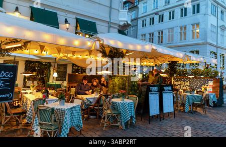 Nyhaven Street cafè Copenhagen Danimarca Foto Stock