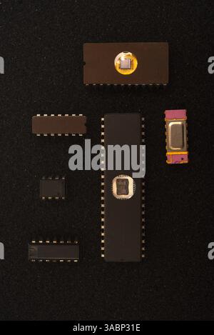 Diversi microchip su schiuma nera. Vecchi circuiti integrati per l'elettronica radio. Foto Stock