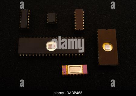 Diversi microchip su schiuma nera. Vecchi circuiti integrati per l'elettronica radio. Foto Stock