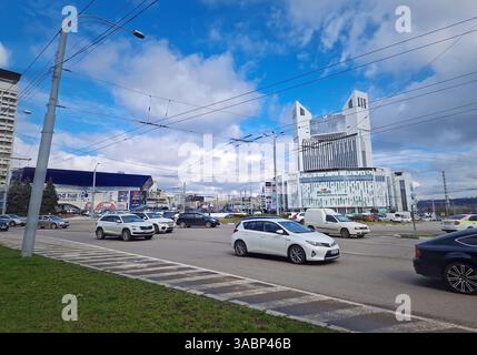 CHISINAU, MOLDAVIA - 20 marzo 2024 traffico cittadino durante l'ora di punta al mattino alla rotatoria con vista sul centro commerciale Atrium Foto Stock