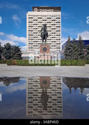 CHISINAU, MOLDAVIA - 20 marzo 2024 Monumento a Grigory Kotovsky, un comandante bolscevico dell'Armata Rossa che cavalca un cavallo di fronte al vecchio hotel Cosmos sovietico Foto Stock