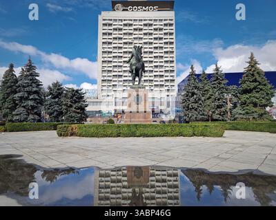 CHISINAU, MOLDAVIA - 20 marzo 2024 Monumento a Grigory Kotovsky, un comandante bolscevico dell'Armata Rossa che cavalca un cavallo di fronte al vecchio hotel Cosmos sovietico Foto Stock