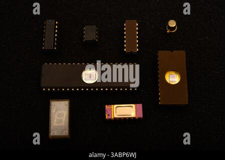 Diversi microchip su schiuma nera. Vecchi circuiti integrati per l'elettronica radio. Foto Stock