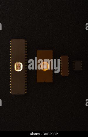 Diversi microchip su schiuma nera. Vecchi circuiti integrati per l'elettronica radio. Foto Stock