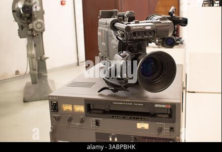 Vecchie videocamere in mostra al Museo della Scienza e della tecnologia di Belgrado Foto Stock