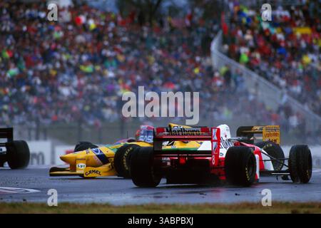 Ayrton Senna (BRA) McLaren Ford MP4/8 prende le mosse evitando l'azione mentre Michael Schumacher (GER) Benetton Ford B193 gira...Gran Premio del Giappone, Suzuka, Giappone, 24 ottobre 1993. (Immagine di credito: ©Sutton Motorsports/ZUMA Press) Foto Stock