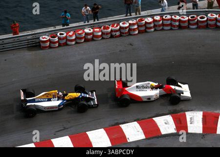 Ayrton Senna (BRA) McLaren MP4/7A riesce a stare davanti a Nigel Mansell (GBR) Williams FW14B in una feroce battaglia al termine della gara..Monaco Grand Prix, Monte-Carlo, 31 maggio 1992 (Credit Image: ©Sutton Motorsports/ZUMA Press) Foto Stock
