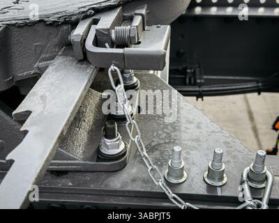 Vista ravvicinata di un fermo a innesto che fissa il meccanismo di bloccaggio della ralla su un veicolo HGV (camion/camion). Questo componente fondamentale garantisce una protezione del rimorchio Foto Stock