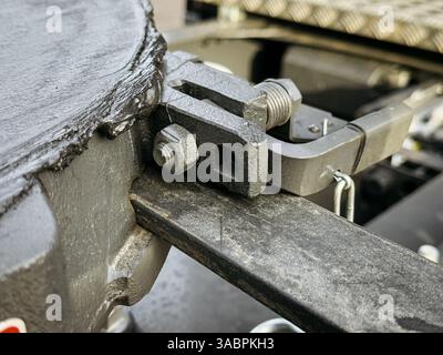 Vista ravvicinata di un fermo a innesto che fissa il meccanismo di bloccaggio della ralla su un veicolo HGV (camion/camion). Questo componente fondamentale garantisce una protezione del rimorchio Foto Stock