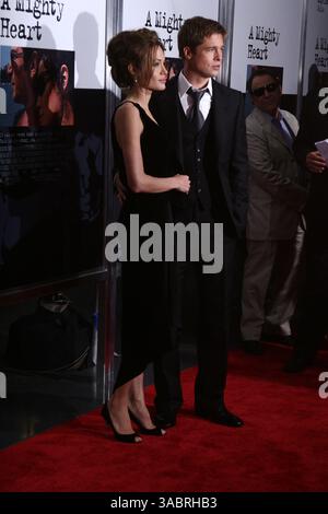 13 giugno 2007. New York City . L'attrice Angelina Jolie e il produttore Brad Pitt assistono alla prima di New York di "A Mighty Heart" tenutasi allo Ziegfeld Theatre . Nel film Angelina Jolie interpreta Mariane Pearl, moglie del reporter ucciso del Wall Street Journal Daniel Pearl. Brad Pitt è il produttore del film. (Immagine di credito: © Sharkpixs/ZUMA Press) Foto Stock