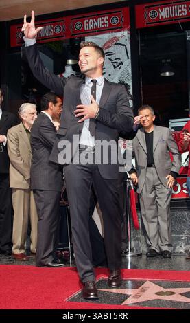 16 ottobre 2007; Hollywood, California, Stati Uniti; il cantante/attore RICKY MARTIN riceve la 2.351 stella di Hollywood sulla Walk of Fame. Credito obbligatorio: Foto di Paul Fenton/ZUMA Press. (©) Copyright 2007 di Paul Fenton Foto Stock