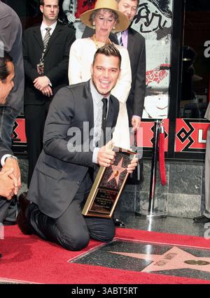 16 ottobre 2007; Hollywood, California, Stati Uniti; il cantante/attore RICKY MARTIN riceve la 2.351 stella di Hollywood sulla Walk of Fame. Credito obbligatorio: Foto di Paul Fenton/ZUMA Press. (©) Copyright 2007 di Paul Fenton Foto Stock