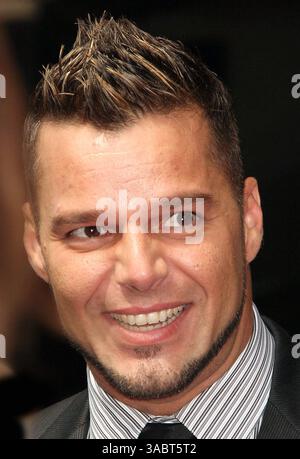 16 ottobre 2007; Hollywood, California, Stati Uniti; il cantante/attore RICKY MARTIN riceve la 2.351 stella di Hollywood sulla Walk of Fame. Credito obbligatorio: Foto di Paul Fenton/ZUMA Press. (©) Copyright 2007 di Paul Fenton Foto Stock