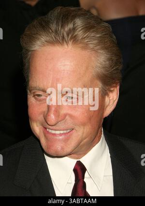 20 ottobre 2007; Hollywood, California, Stati Uniti; l'attore MICHAEL DOUGLAS all'evento benefico " A fine Romance" per il Motion Picture and Television Fund tenutosi presso i Sony Studios credito obbligatorio: foto di Paul Fenton/ZUMA Press. (©) Copyright 2007 di Paul Fenton Foto Stock