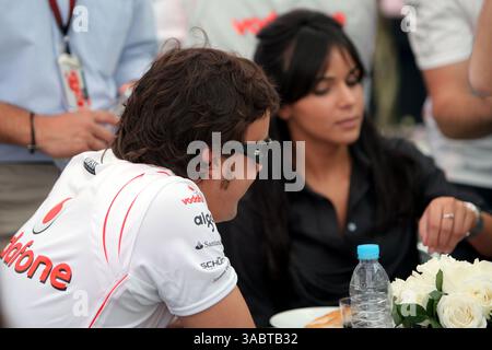 Fernando Alonso (ESP) McLaren con la sua fidanzata Raquel del Rosario (ESP)..Formula 1 World Championship, Rd17, Gran Premio del Brasile, Qualifying Day, Interlagos, San Paolo, Brasile, sabato 20 ottobre 2007. (Immagine di credito: ©Sutton Motorsports/ZUMA Press) RESTRIZIONI: UK Rights OUT! Foto Stock