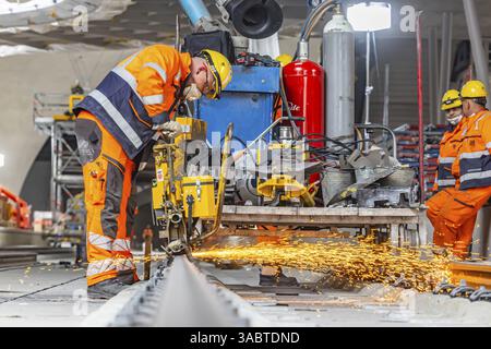 Le ultime rotaie vengono saldate alla nuova stazione principale. Tutti i binari sono ora in posizione tra Feuerbach e Wendlingen. Gli ultimi vuoti tra l'ar Foto Stock