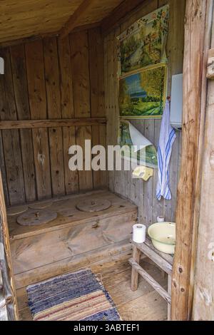 Interno di un vecchio idilliaco attico in legno con spazio per due persone in campagna, Svezia, Europa Foto Stock