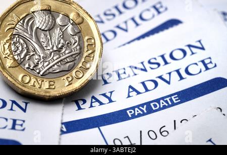 GLI AVVISI DI PAGAMENTO DELLE PENSIONI VANNO PAGATI CON UNA MONETA DA UNA STERLINA DI PENSIONI REDDITI PENSIONISTICI COSTO DELLA VITA ETC UK Foto Stock