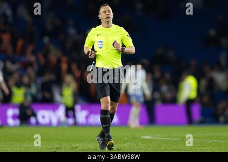 American Express Stadium, Brighton, Regno Unito. 2 aprile 2025. Premier League Football, Brighton e Hove Albion contro Aston Villa; arbitro Stuart Attwell crediti: Action Plus Sports/Alamy Live News Foto Stock