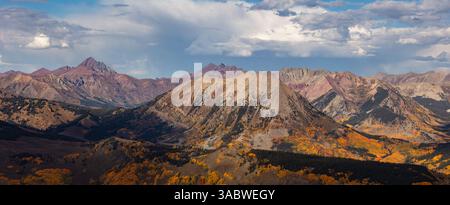 La montagna gotica (631 metri) appare come un'isola in un mare di picchi della catena degli alci, tra cui 14ers Maroon e Pyramid Peak, circondata da colori autunnali. Foto Stock