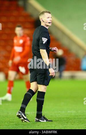 Oakwell Stadium, Barnsley, Inghilterra - 1 aprile 2025 arbitro Will Finnie - durante la partita Barnsley contro Exeter City, Sky Bet League One, 2024/25, Oakwell Stadium, Barnsley, Inghilterra - 1 aprile 2025 crediti: Arthur Haigh/WhiteRosePhotos/Alamy Live News Foto Stock