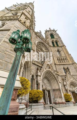 Newark, New Jersey - Stati Uniti - 30 marzo 2025 la basilica del Sacro cuore della Cattedrale di Newark è una grande chiesa gotica francese con splendide vetrate colorate, intricata Foto Stock