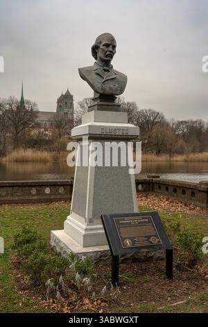 Newark, New Jersey - US - 30 marzo 2025 Un busto in bronzo di Frederick Law Olmsted, famoso architetto paesaggista nel Newark's Branch Brook Park, in onore della sua V Foto Stock