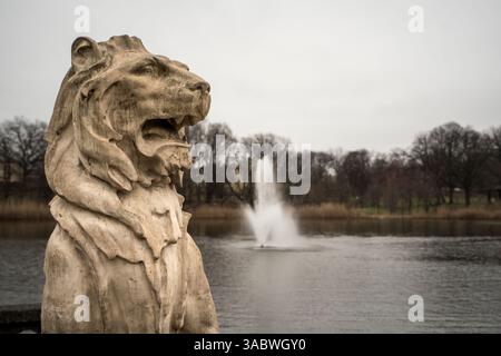 Newark, New Jersey - Stati Uniti - 30 marzo 2025 un primo piano di un leone prudenziale, una scultura in pietra calcarea scolpita una volta in cima all'edificio della Prudential Insurance, ora orgogliosamente Foto Stock