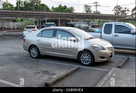 Una berlina sportiva argento o grigio con vista sul lato destro è disponibile nel parcheggio all'aperto dei grandi magazzini in città. Foto Stock