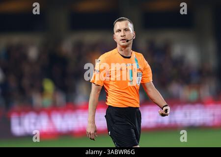 Niepolomice, Polonia. 1 aprile 2025. L'arbitro polacco Bartosz Frankowski visto durante la partita di calcio DELLA COPPA DI POLONIA 2024/2025 tra Puszcza Niepolomice e Pogon Szczecin allo Stadio Municipale. Punteggio finale; Puszcza Niepolomice 0:3 Pogon Szczecin credito: SOPA Images Limited/Alamy Live News Foto Stock