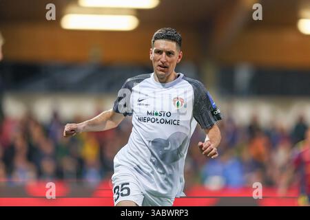 Niepolomice, Polonia. 1 aprile 2025. Michalis Kosidis di Puszcza Niepolomice visto durante la COPPA DI POLONIA 2024/2025 partita di calcio tra Puszcza Niepolomice e Pogon Szczecin allo Stadio Municipale. Punteggio finale; Puszcza Niepolomice 0:3 Pogon Szczecin (foto di Grzegorz Wajda/SOPA Images/Sipa USA) credito: SIPA USA/Alamy Live News Foto Stock