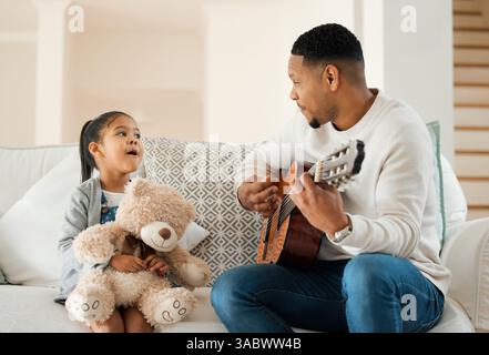 Uomo, chitarra e bambino cantano a casa per insegnare musica, imparare l'artista e legare gli strumenti in salotto. Musicista, padre e ragazza con audio Foto Stock