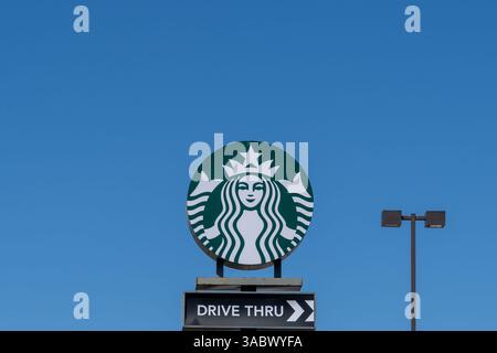 Fort Worth, Texas, Stati Uniti d'America - 19 marzo 2022: Cartello con il logo Starbucks con il cielo blu sullo sfondo. Foto Stock