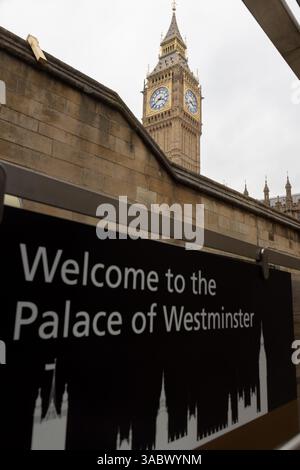 Benvenuto al cartello del Palazzo di Westminster all'interno dell'edificio del Parlamento del Regno Unito, con la scritta BG Ben (St Stephen's Tower). Foto Stock