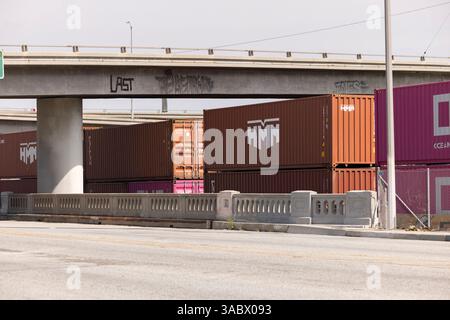 Compton, California, USA - 2 aprile 2025: Un treno merci intermodale carico di container passa verso il porto di Los Angeles. Foto Stock
