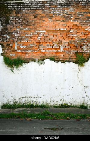 Cartello di parcheggio privato sul vecchio muro di mattoni Foto Stock