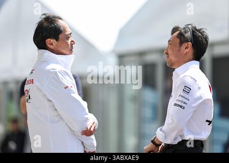 SUZUKA, GIAPPONE - 3 APRILE: Ayao Komatsu, Team Principal di Haas F1 parla con Toyoharu Tanabe, Honda Racing Corporation (HRC) Chief Engineer, Automobile Racing nel Paddock durante le anteprime in vista del Gran Premio di F1 del Giappone sul circuito di Suzuka il 3 aprile 2025 a Suzuka, Giappone. (Foto di Song Haiyuan/Paddocker) Foto Stock