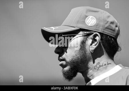 SUZUKA, GIAPPONE - 3 APRILE: (NOTA PER I REDATTORI: Questa immagine è stata convertita in bianco e nero). Lewis Hamilton di Gran Bretagna e Scuderia Ferrari guarda in anteprima in vista del Gran Premio di F1 del Giappone sul circuito di Suzuka il 3 aprile 2025 a Suzuka, in Giappone. (Foto di Song Haiyuan/Paddocker) Foto Stock