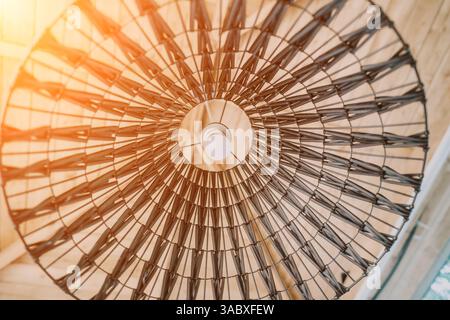 Lampada da soffitto in vimini con lampadina bianca Foto Stock